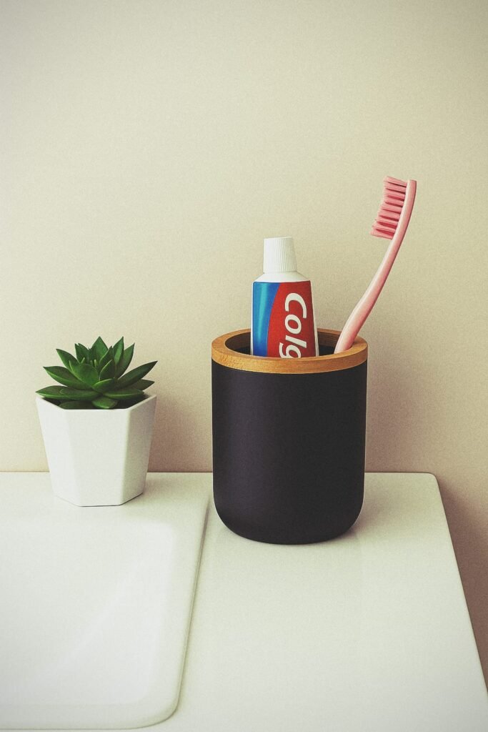 Escova de dentes solitária sobre a pia, simbolizando a presença da solidão no cotidiano.