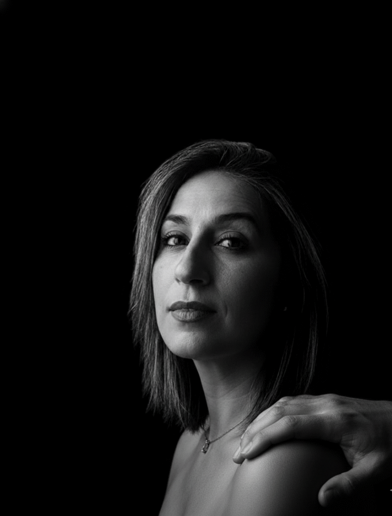 retrato preto e branco, mulher ombro nu, mão masculina no ombro, sensualidade.