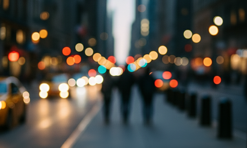 ruta de Nova Iorque desfocada com pessoas e táxis borrados, luzes quentes e bokeh